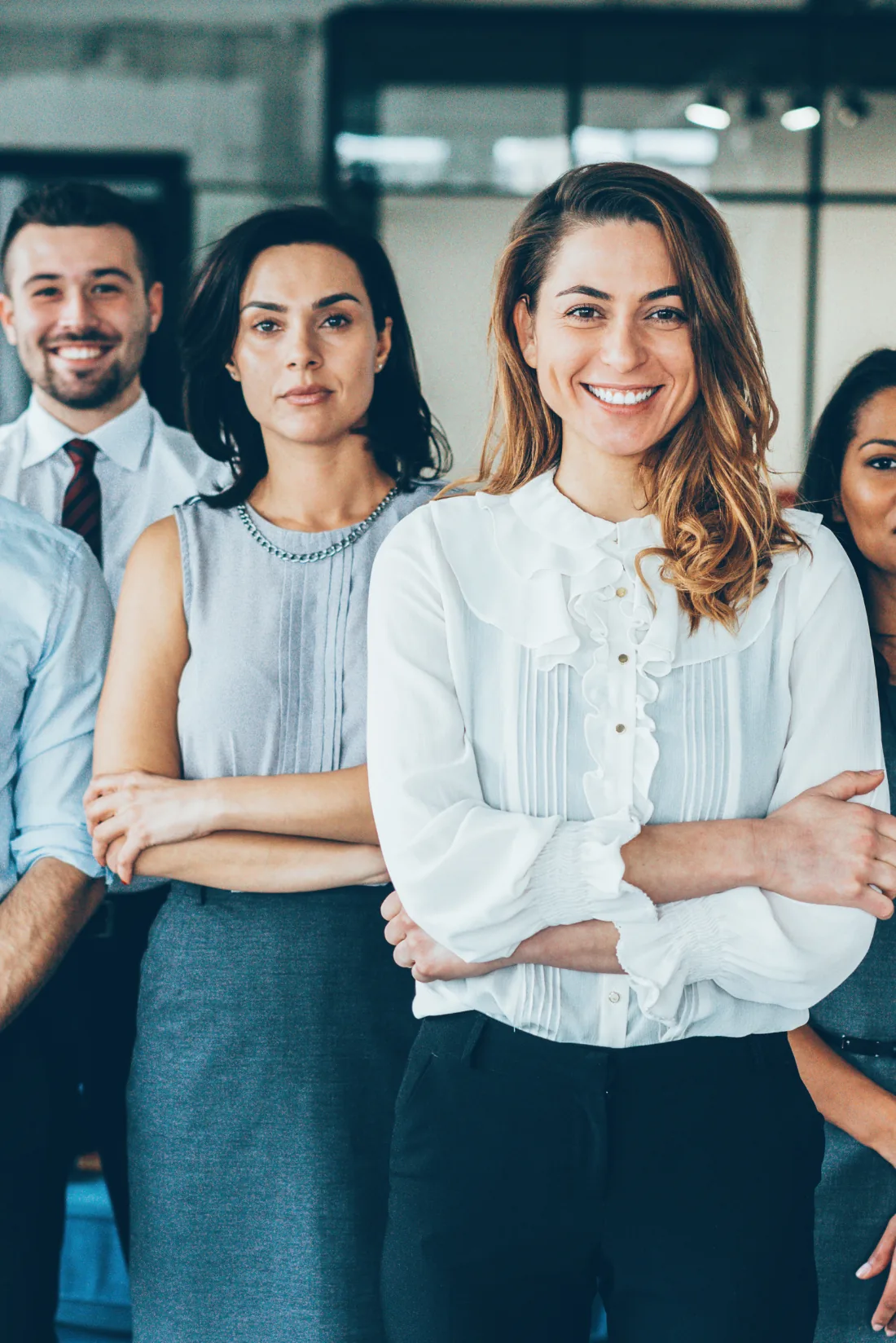 Equipe de imobiliária parceira analisando dados e atendimentos no computador.